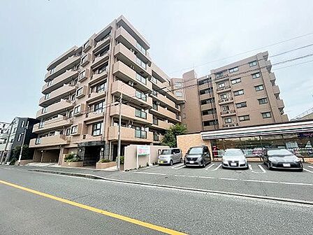 【現地外観写真】JR根岸線「根岸」駅まで徒歩11分!鉄筋コンクリート造、地上7階建て、総戸53戸のマンションです。