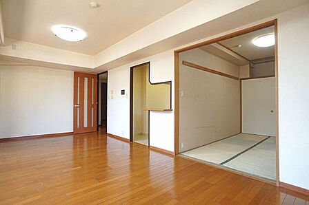 【LDK/約14.8帖】隣接する和室の引き戸を開放すると、LDKとの一体利用が可能です。リビングの続き間として、客間として、ライフスタイルに応じて多目的に活用できそうです。/2026年1月撮影