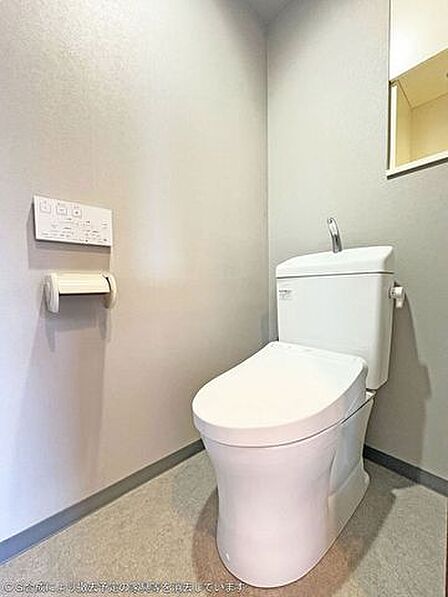 【トイレ】温水洗浄便座が搭載されており、寒い季節でも快適に使用できそうです。壁付リモコンなので使い勝手がよさそうです。/2026年1月撮影