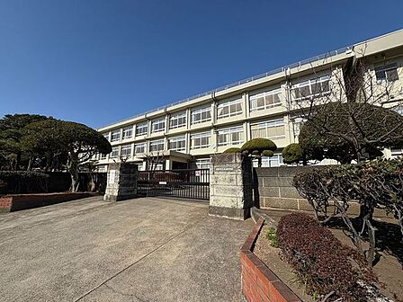 平塚市立浜岳中学校 部活動をするお子様でも負担になりにくい距離です。勉強や習い事など、帰宅後の時間を有効活用できます。 640m