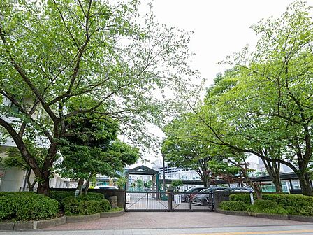 静岡市立城内中学校 徒歩15分。葵小学校と伝馬町小学校と共に小中一貫教育を進めています。地域と一体となって子供たちを育む「地域とともにある学校」への転換を図っています。 1170m
