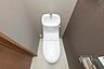 トイレ：【2階トイレ】手洗い器一体型のトイレです。
