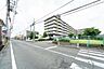 外観：【前面道路含む現地外観写真】小学校まで徒歩7分です。