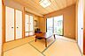 和室：【和室】押入＋仏間＋床の間付きです。北東側に掃き出し窓があり、屋外へ出入りいただけます。