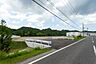 その他：【前面道路含む現地写真】東側に緑地部分有。前面道路はアスファルト舗装で、センターラインが設けられています。