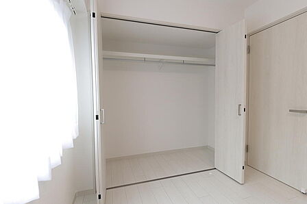 約６帖の洋室の収納です。●　住宅ローンご相談承ります。　【例】　車のローン返済中、借入できるの？　　正社員でないけど、借入できるの？　　　持病があるけど、借入できるの？
