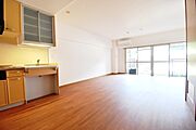 オールフローリングに改造済。使用スペースを広くしています。床暖房、エアコンが入っていますが、こちらは、「サービス設置品」です。故障、損傷時の対応は致しません。