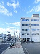 前面道路含む外観写真（船堀街道・バス通り沿い）