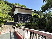 県道からの橋と蔵