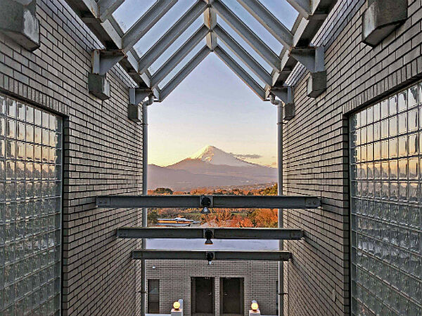 画像24:共用階段より富士山を望む
