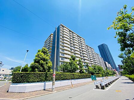 10階・南向きにつき陽当り・眺望良好。開放感あるリバービューが魅力です。2026年1月フルリフォーム完成済みで室内も◎。ペット飼育、全室エアコン設置可能。管理費月額4,000円も嬉しいポイントです。