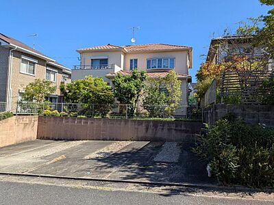 外観:駐車場には車3台以上駐車可能です。 外観:駐車場には車3台以上駐車可能です。