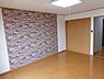 リビング/ダイニング：10.5帖の広々したきれいなお部屋です。室内をご見学いただけます。