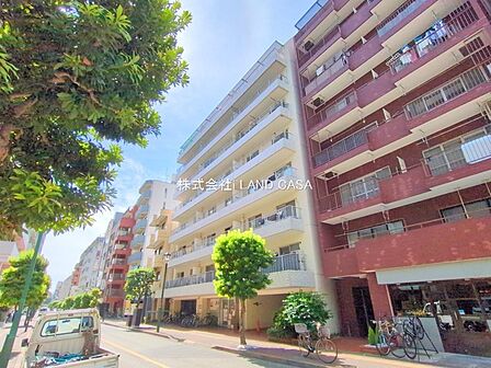 気になるお店が沢山みつかる駅前商店街