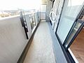 隣家の屋根を見...