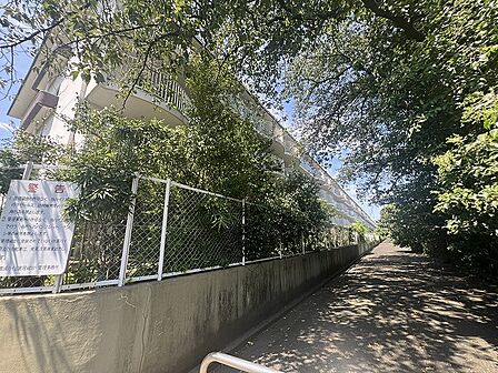 駅からの道のりは、お買い物をして帰宅できる、とても便利な立地です!