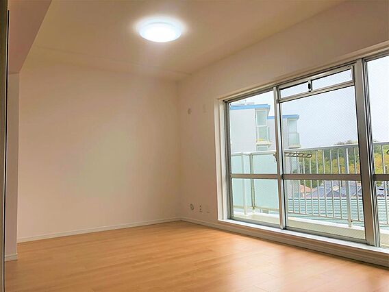 明るい空間で家...