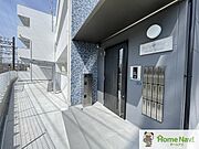 オートロック、宅配ボックス、防犯カメラ付き。