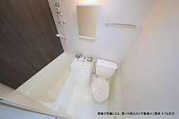 [風呂] 浴室リノベーションを行ってあります。浴槽は塗装、床には保温シートを貼り、シティホテルのような水回りにしてあります。