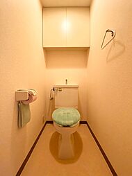 [トイレ] 【トイレ】トイレットペーパーや洗剤も扉付収納ですっきりしまえます。