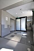 エントランスはオートロックが対応しております。