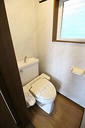 [トイレ] 嬉しいバス・トイレ別です。清潔感があり毎日快適な暮らしを送ることができます。（ウォシュレット残置物）