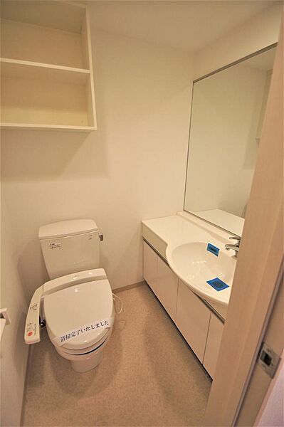 画像15:トイレと洗面が同室になります。
