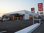 ユニクロ国体道路店まで1096m