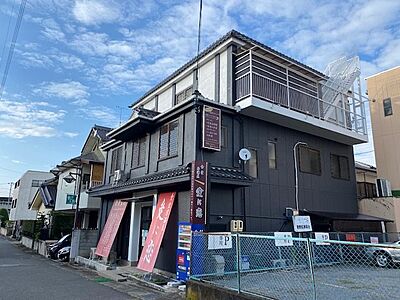 外観：潤沢な設備を誇る店舗併用住宅です！