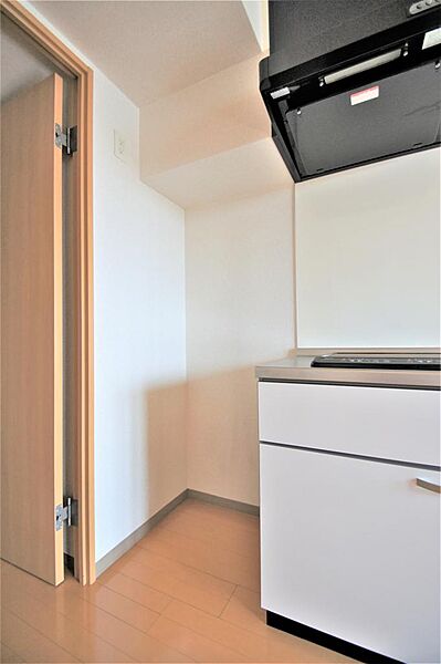 画像13:キッチン横には冷蔵庫置き場があります。