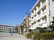 【明和中学校】1976年開校。エリアは明和1から5丁目全域。小学校とも隣接しているのが特徴の中学校です。 820m