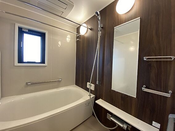 窓付きのバスル...