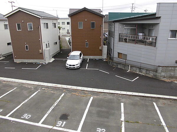 画像12:建物敷地内に駐車場あります