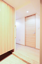 [玄関] トールサイズの玄関収納と物入を備えた玄関（ＣGで作成したリフォームイメージです）