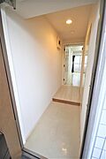 玄関から見たお部屋、ダウンライトで足元が明るくなっております。