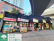 ココカラファイン 目黒大橋店 徒歩3分。 240m