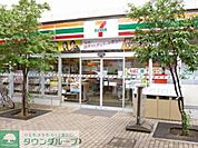セブンイレブン 徒歩10分。コンビニ 740m