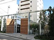 VILLAGE 徒歩5分。ショッピングセンター 390m