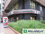 セブンイレブン 徒歩8分。コンビニ 590m