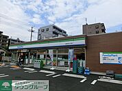 ファミリーマート本町五丁目店 徒歩8分。コンビニ 600m