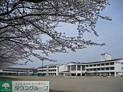 多摩市立鶴牧中学校 徒歩11分。中学校 880m
