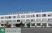 足立区立伊興中学校 徒歩13分。中学校 980m