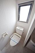 ★窓付きのトイレです★