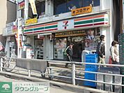 セブンイレブン 徒歩4分。コンビニ 260m