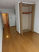 バルコニー側から見る室内