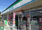 ファミリーマート 徒歩7分。コンビニ 490m