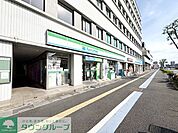 ファミリーマート春日部中央一丁目店 徒歩5分。 350m