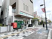 ローソンストア100浦和東高砂町店 徒歩9分。 700m