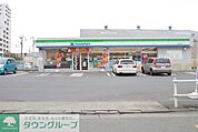 ファミリーマート 徒歩12分。コンビニ 910m
