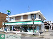 ファミリーマート 徒歩10分。コンビニ 750m